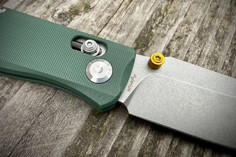 Detail of the Flytanium handle and pivot area