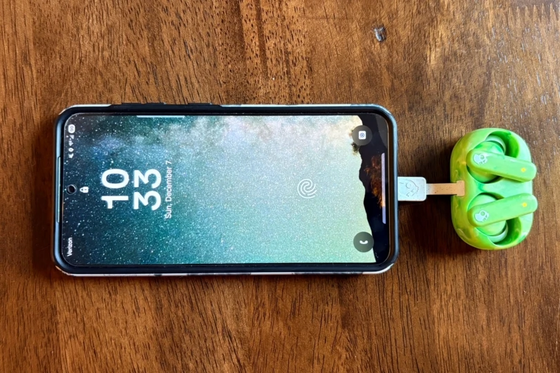 Skullcandy Ecobuds charging from phone