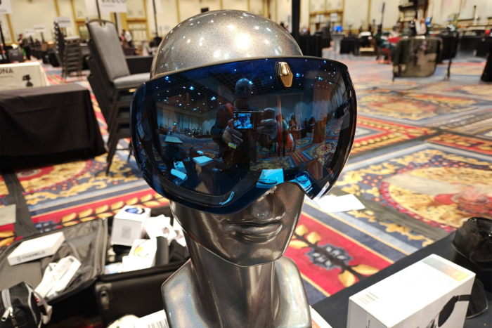Chamelo Aroza snow goggles shown on a mannequin head from the front, with a dark mirrored lens covering the eyes