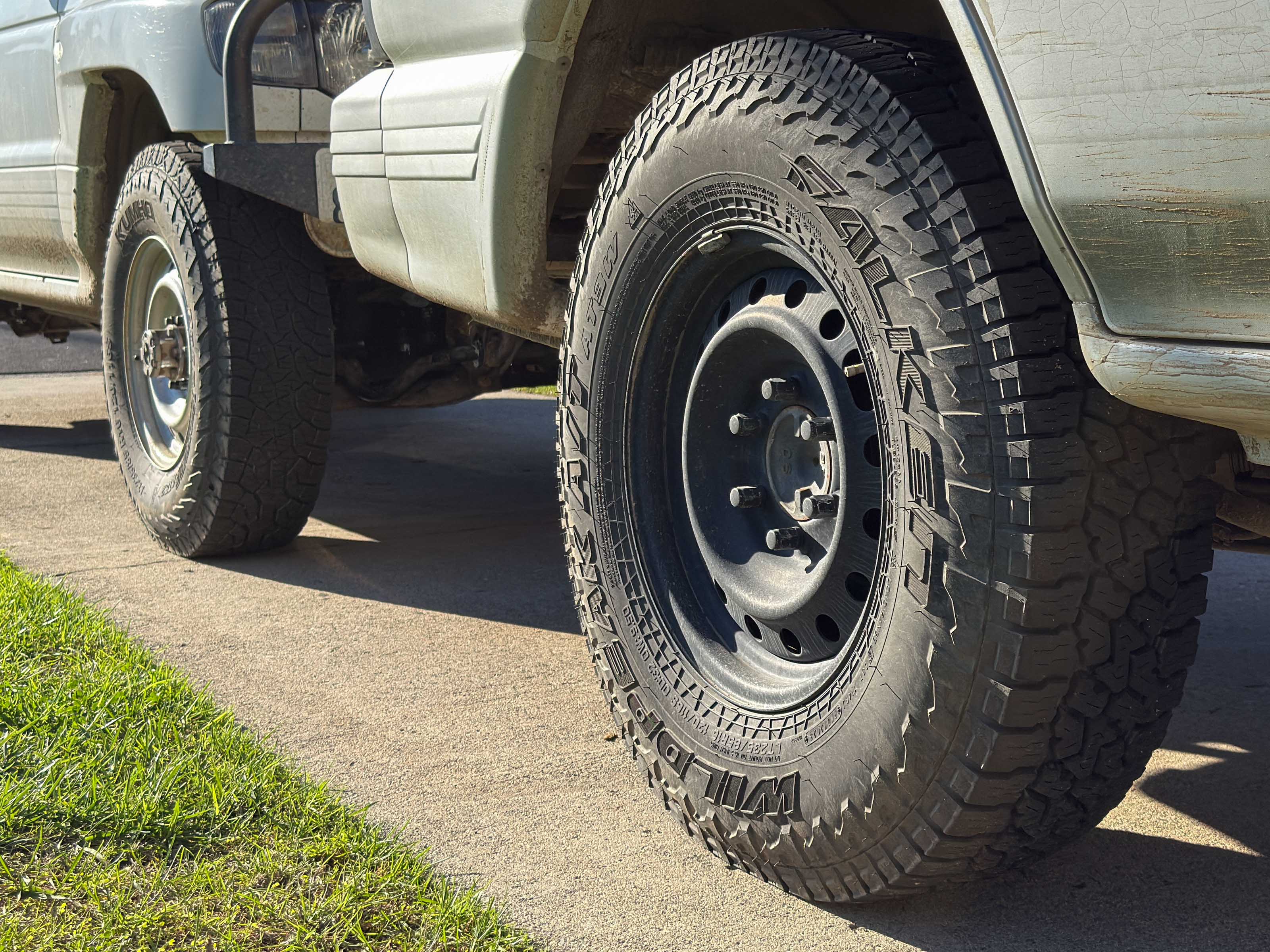 Kumho Road Venture AT52