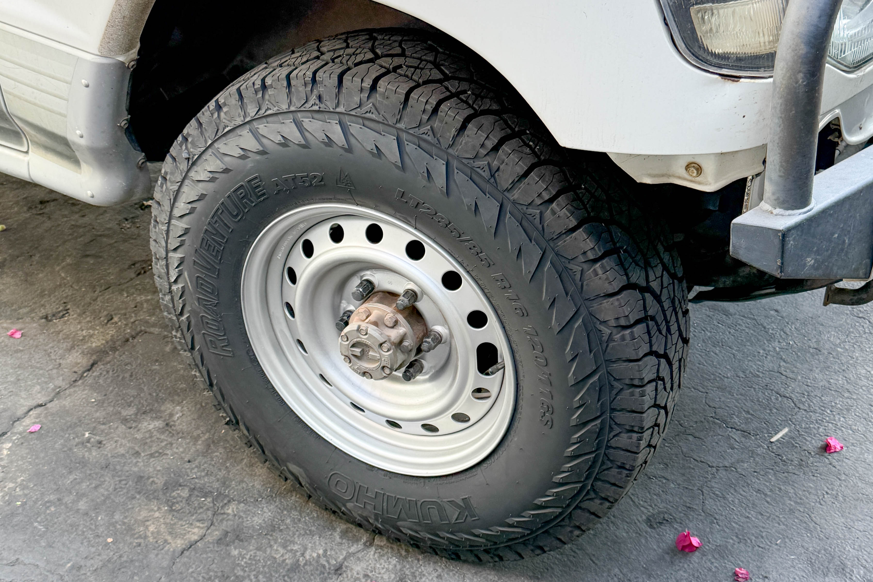 Kumho Road Venture AT52