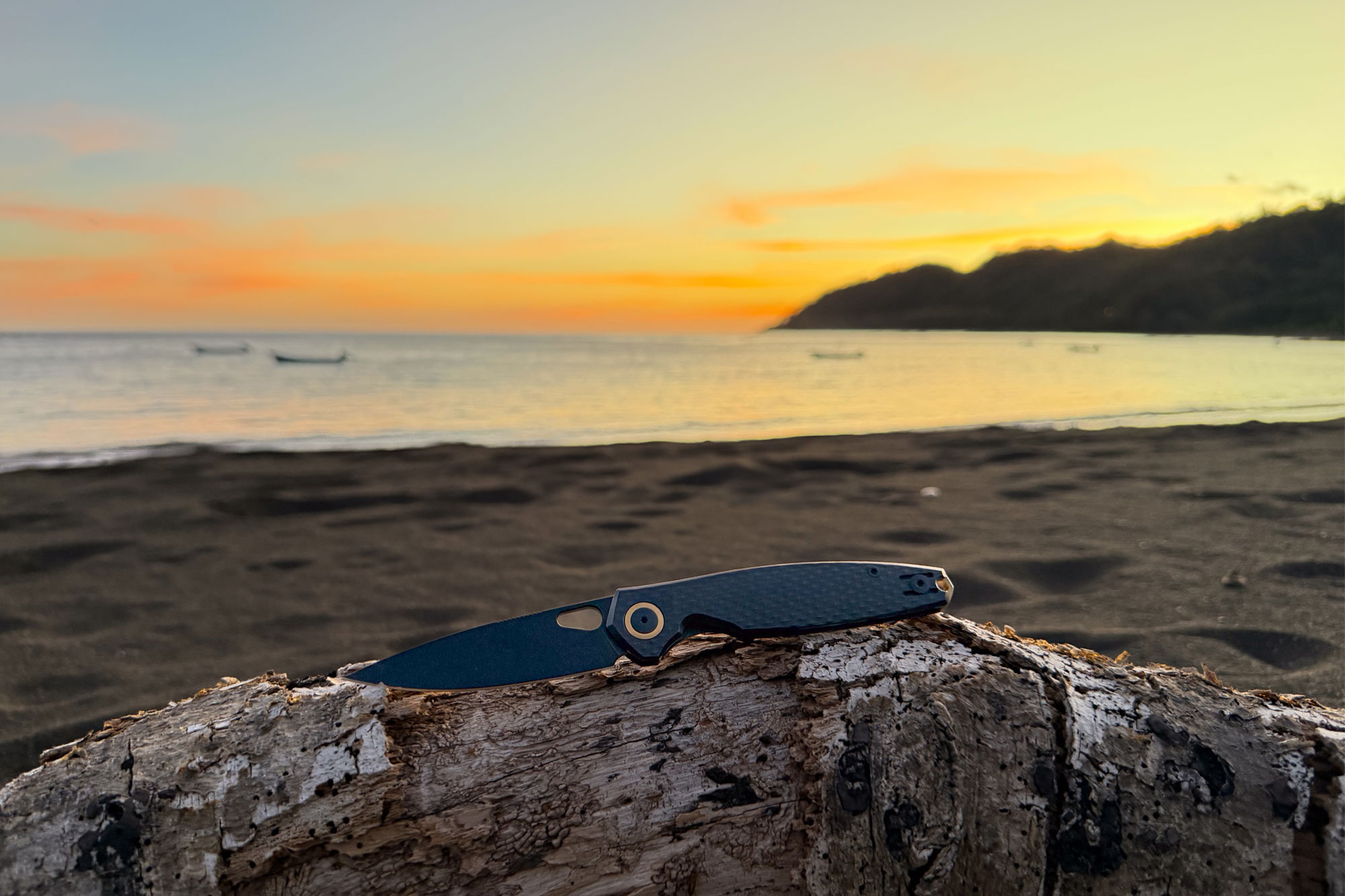 GiantMouse ACE REO Black and Brass during the sunset