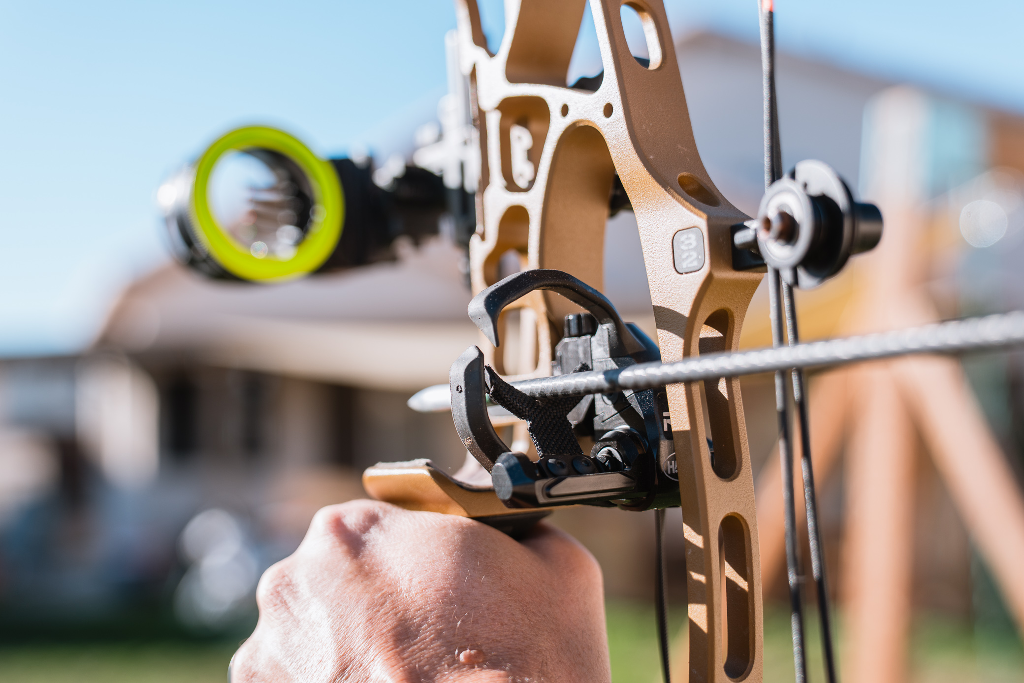 A close-up view shows the arrow rest launcher holding an arrow in shooting position