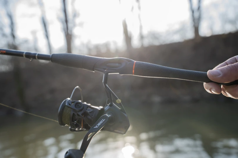 The hallow carbon handle of the Trika 10X rod