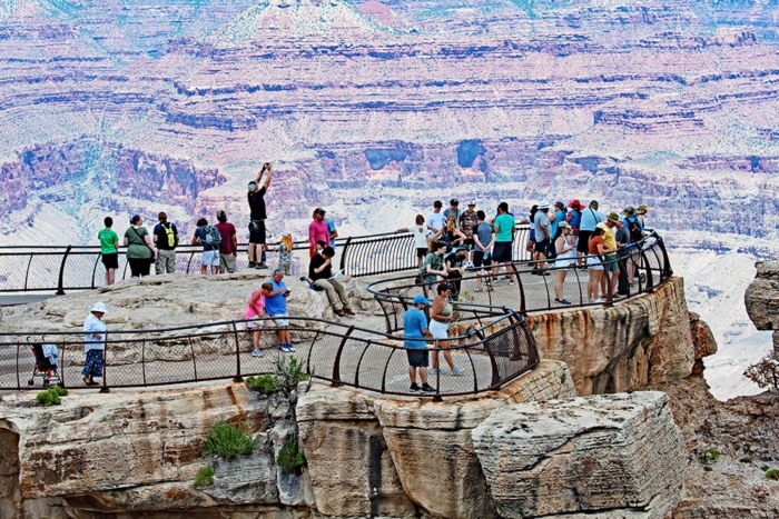 Grand,Canyon,,Arizona,-,July,18,2023:,Crowds,Of,Visitors