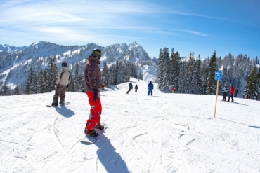Stevens,Pass,,Washington/usa,-,March,12,,2009:,Snowboarders,And,Skiers