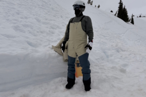 snowboarder wearing the Patagonia Snowfarer insulated bib