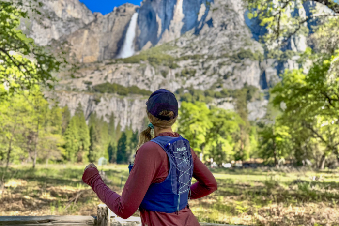 A woman wearing the NathanVaporAiress run vest
