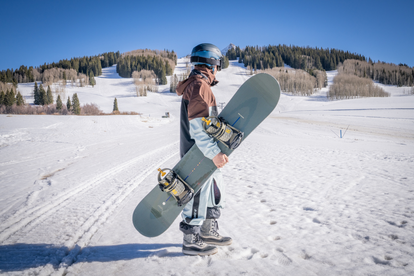 A rider carries the Salomon Highpath on a snowy slope