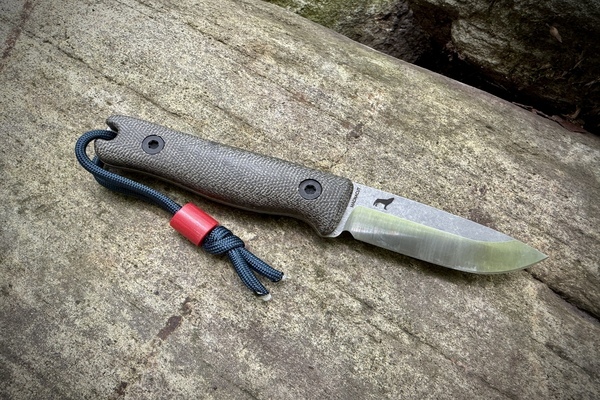 Reiff Knives F3 on a wooden table
