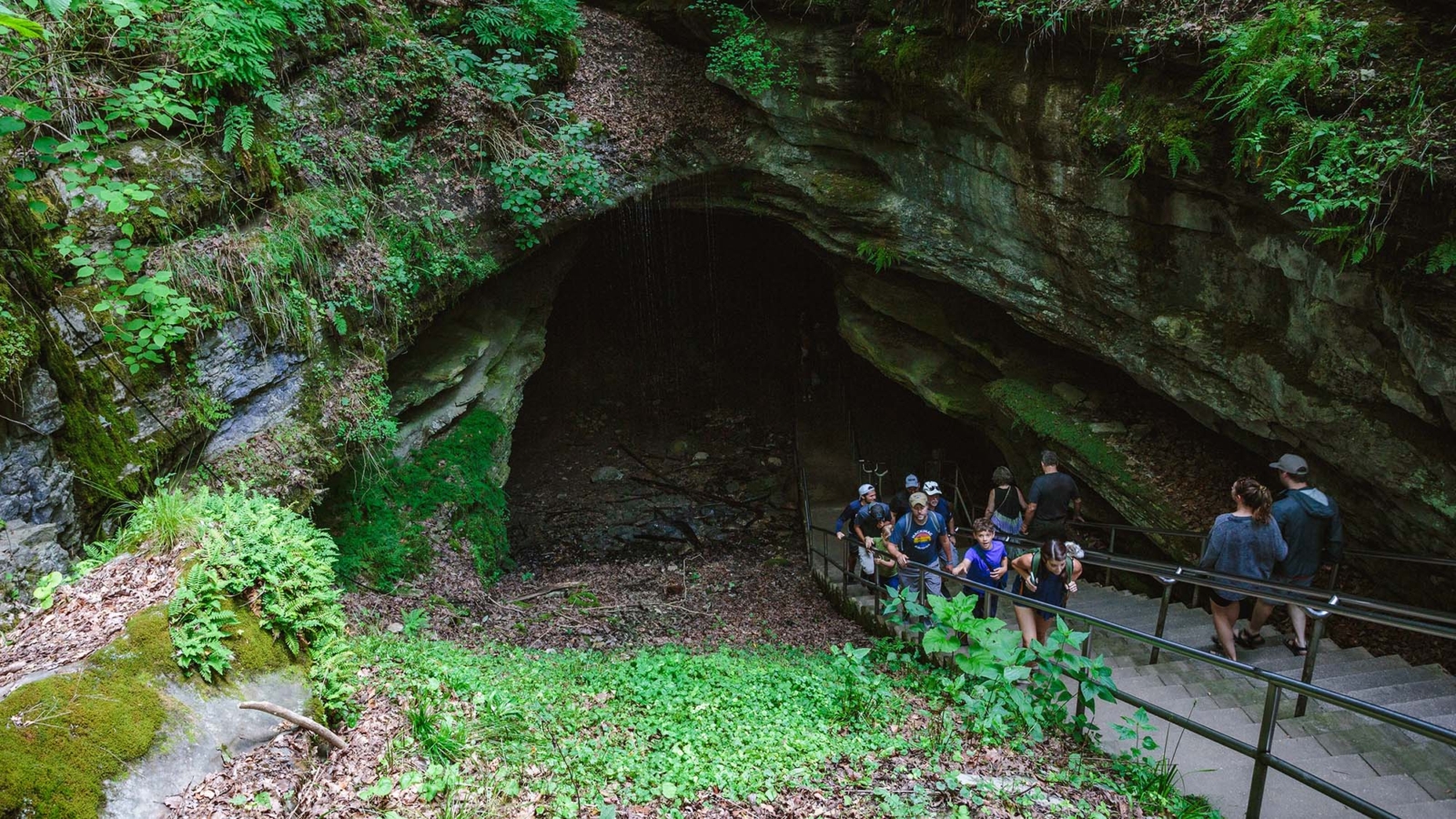 Mammoth,Cave,,Kentucky,-,July,22,,2021:,Tourists,Descend,Into