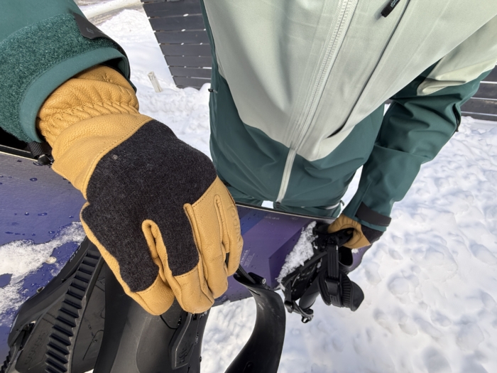attaching snowboard binding with Smartwool Ridgeway Glove