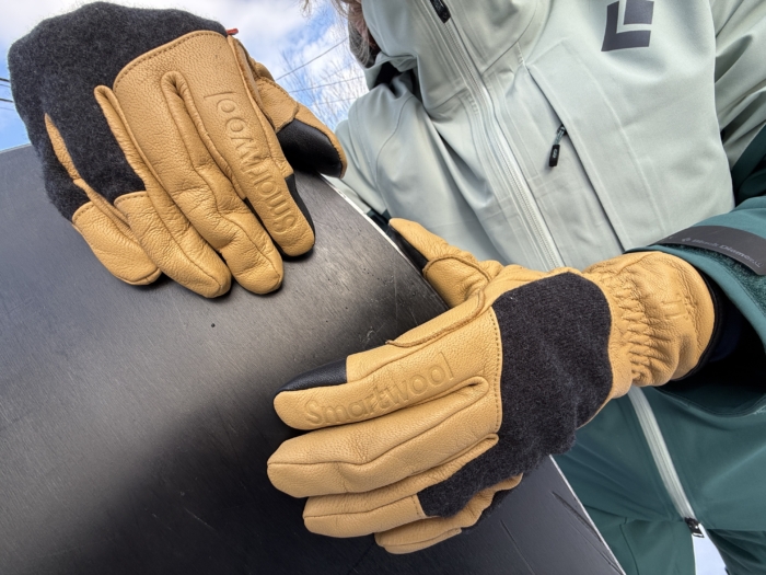 Smartwool Ridgeway Glove touching snowboard edge
