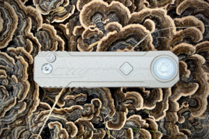 Closed OKNIFE LK knife showing the handle design and built in light