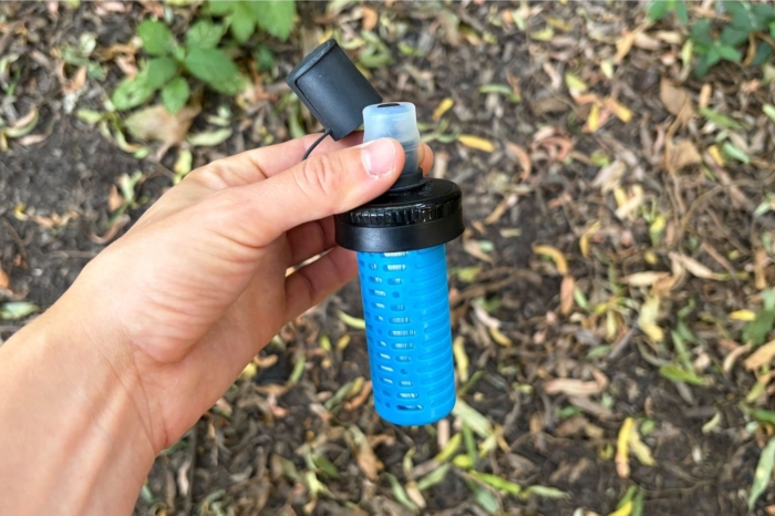 hand holds water filter