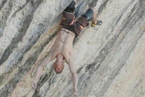 climber in kneebar on overhung wall