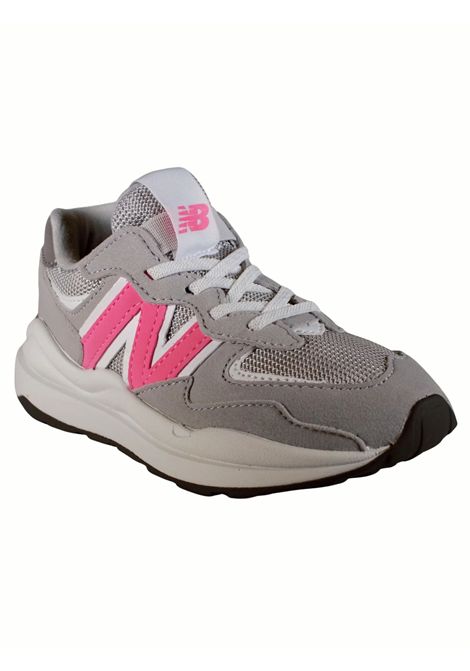 Sneakers bambina grigio con logo rosa NEW BALANCE | PV5740BPGRIGIO
