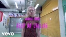 Nilüfer Yanya 'Keep On Calling' music video