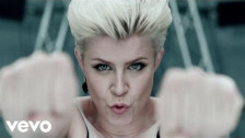 Robyn 'Dancing On My Own' music video