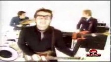 Elvis Costello & The Attractions 'Radio Radio' music video