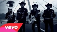 Calibre 50 'El Inmigrante' music video