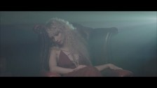 Emmi 'Couldn't Care Less' music video