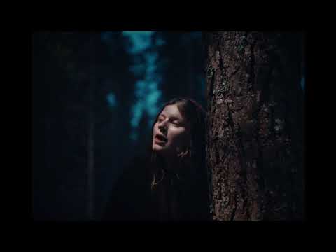 Girl in red rue перевод. Girl in red if i could make it go quiet. Rue girl in red исполнитель. мари ульвен. Girl in red плакат.