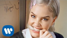 Anne-Marie '2002' music video