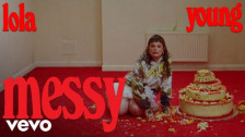 Lola Young 'Messy' music video
