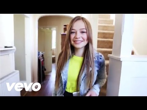 Sol con algunas pinceladas de nubes decorativas y viento mañanero que se convertirá en calma por la tarde.  Temperaturas sin cambios. Un bonito nuevo día disfrutaremos hoy, con cielos azules y soleados. Eso nos cuenta la bella voz de la joven Connie Talbot, una cantante británica originaria del área de Streetly, en la ciudad de Aldridge. En esta ocasión nos canta :"Mr. Blue sky", una canción cantada en origen por la  Electric Licht Orchestra. Sol con algunas pinceladas de nubes decorativas y viento mañanero que se convertirá en calma por la tarde.  Temperaturas sin cambios. Un bonito nuevo día disfrutaremos hoy, con cielos azules y soleados. Eso nos cuenta la bella voz de la joven Connie Talbot, una cantante británica originaria del área de Streetly, en la ciudad de Aldridge. En esta ocasión nos canta :"Mr. Blue sky", una canción cantada en origen por la  Electric Licht Orchestra.