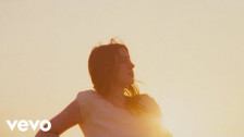 Lizzy McAlpine 'The light in the painting' music video