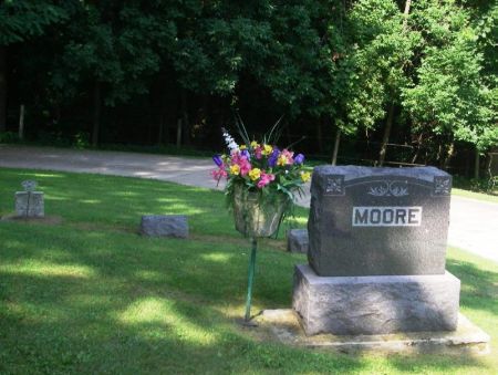 MOORE, H. W. DR. FAMILY STONE - Winneshiek County, Iowa | H. W. DR. FAMILY STONE MOORE 