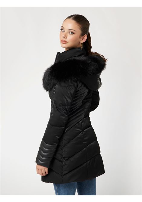 Piumino con cappuccio in pelliccia sintetica GUESS | Giubbini | W4BL61 WGLZ0JBLK