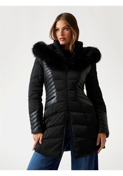 Piumino con cappuccio in pelliccia sintetica GUESS | Giubbini | W4BL61 WGLZ0JBLK