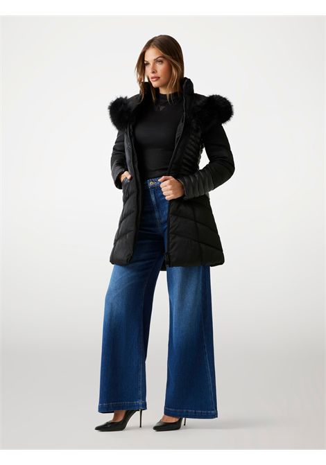 Piumino con cappuccio in pelliccia sintetica GUESS | Giubbini | W4BL61 WGLZ0JBLK