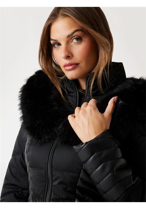 Piumino con cappuccio in pelliccia sintetica GUESS | Giubbini | W4BL61 WGLZ0JBLK