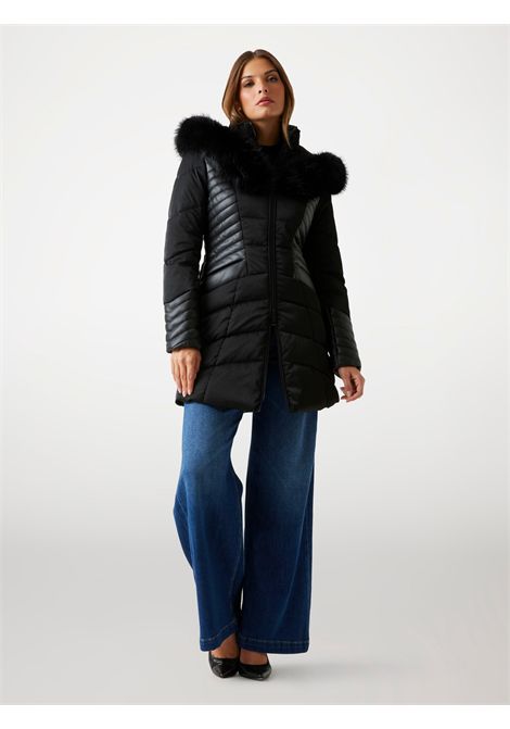 Piumino con cappuccio in pelliccia sintetica GUESS | Giubbini | W4BL61 WGLZ0JBLK