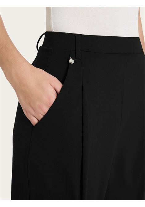 Pantalone a carota con tasche e pinces in Compact Light RAGNO | Pantalone | DS82PF020 - NERO
