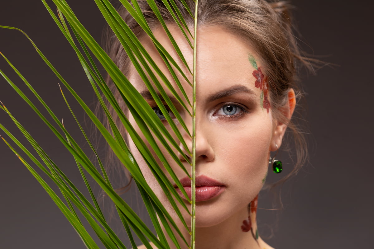 Garajlar orqasida yashiringan peeing