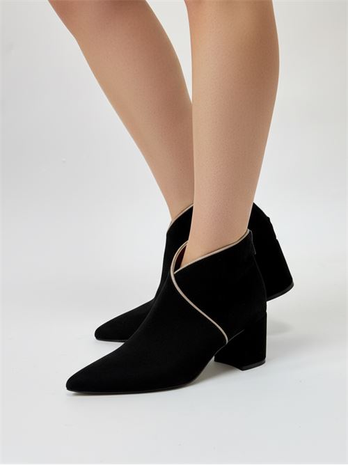 Tronchetto in camoscio nero tacco largo | L'Arianna TR2425/L | Made in Italy L'Arianna | EC2425001