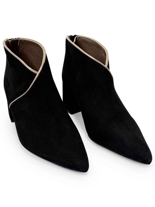 Tronchetto in camoscio nero tacco largo | L'Arianna TR2425/L | Made in Italy L'Arianna | EC2425001