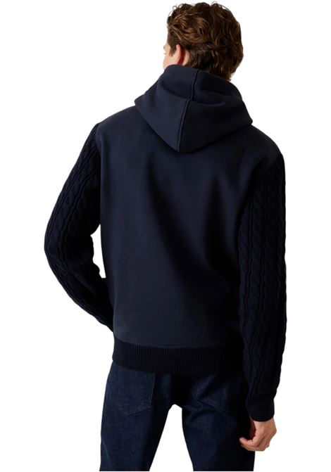Guess Contrast Sleeves Hoodie blu con Cappuccio GUESS | Felpa | M5BQ15K0981G7V2