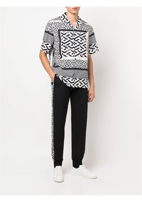 pantalone sportivo nero con banda laterlae in stampa La Greca VERSACE | 1002101-1A016232W020