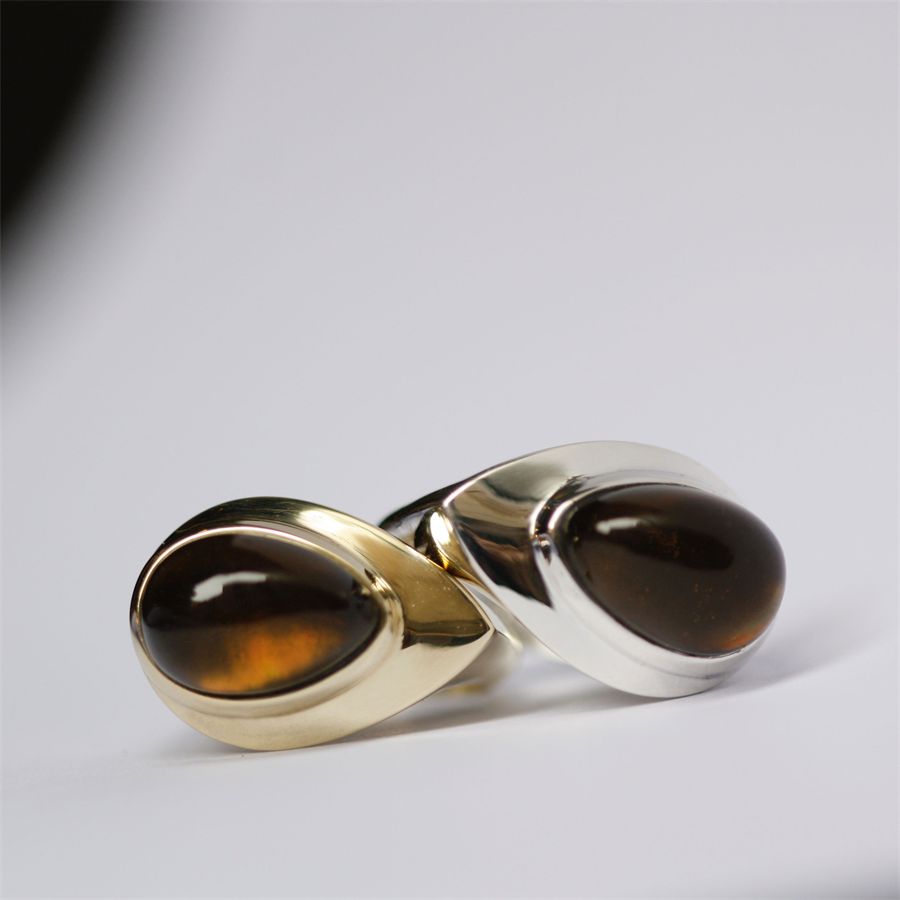 Pinky ring with a cognac-colored teardrop AURUM | AN1 GCBRO QRZ CGNC