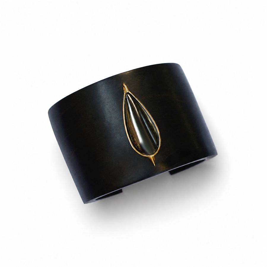 Ebony bracelet with a hematite teardrop Totem | BR EBGOCCIA