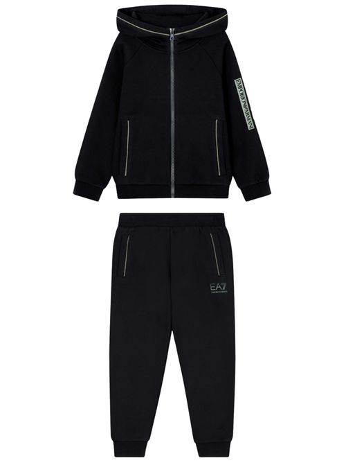 La tuta EA7 combina comodità e stile dinamico per assicurare comfort durante lo sport e i momenti di relax dei più piccoli. Questo modello, realizzato in misto cotone organico, si compone di una felpa con cappuccio e chiusura con zip e un pantalone jogger. Entrambi i capi presentano dettagli piping a contrasto e sono resi subito riconoscibili dalla personalizzazione del logo EA7 degradé. Due capi che possono essere indossati anche separatamente, dando vita a look perfetti per la scuola e il tempo libero. EMPORIO ARMANI | 7B000178UC001