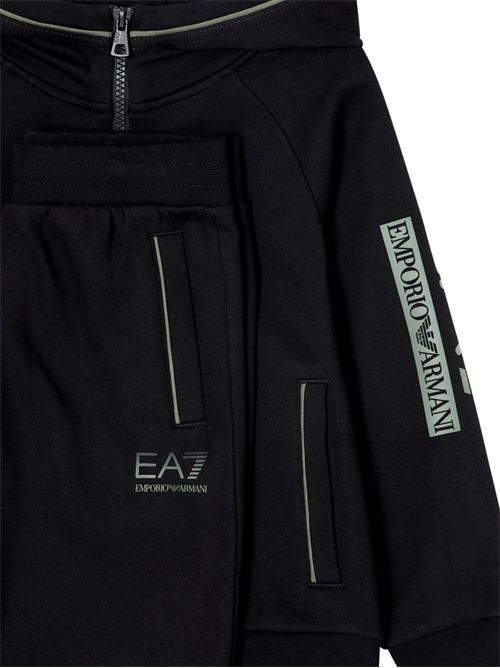 La tuta EA7 combina comodità e stile dinamico per assicurare comfort durante lo sport e i momenti di relax dei più piccoli. Questo modello, realizzato in misto cotone organico, si compone di una felpa con cappuccio e chiusura con zip e un pantalone jogger. Entrambi i capi presentano dettagli piping a contrasto e sono resi subito riconoscibili dalla personalizzazione del logo EA7 degradé. Due capi che possono essere indossati anche separatamente, dando vita a look perfetti per la scuola e il tempo libero. EMPORIO ARMANI | 7B000178UC001