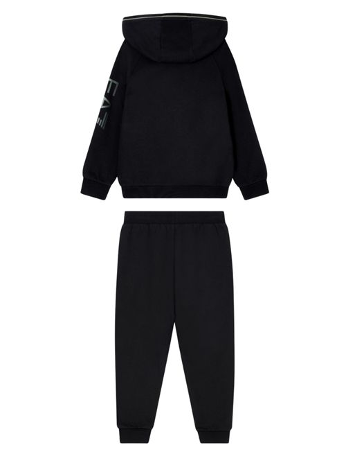 La tuta EA7 combina comodità e stile dinamico per assicurare comfort durante lo sport e i momenti di relax dei più piccoli. Questo modello, realizzato in misto cotone organico, si compone di una felpa con cappuccio e chiusura con zip e un pantalone jogger. Entrambi i capi presentano dettagli piping a contrasto e sono resi subito riconoscibili dalla personalizzazione del logo EA7 degradé. Due capi che possono essere indossati anche separatamente, dando vita a look perfetti per la scuola e il tempo libero. EMPORIO ARMANI | 7B000178UC001
