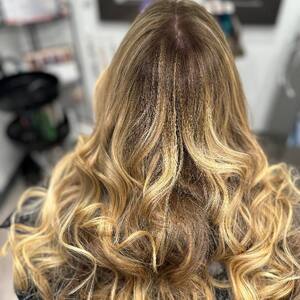 Pin5 blonde curly back view 1200x1500