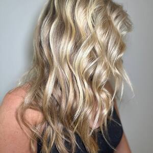 Pin5 blonde platinum blonde wavy back view 1200x1500